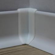 Sokl PVC bílý. Roh k soklu vnitřní PVC bílá, výška 40 mm 