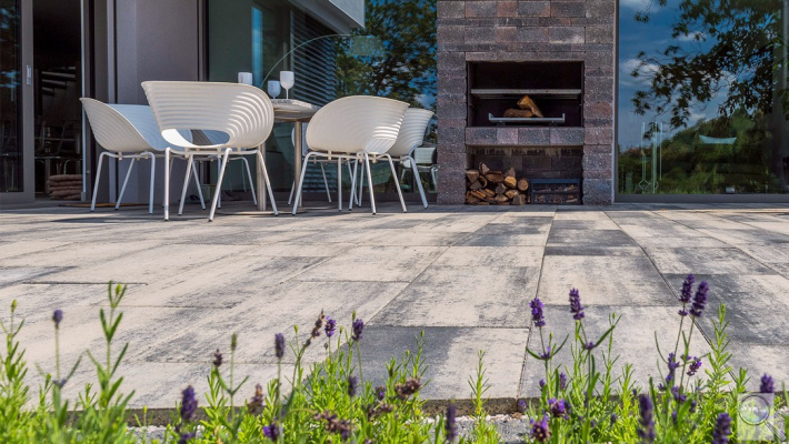 Venkovní betonová dlažba CSB LEGANTO. Povrch hladký - barva COLORMIX NOARBLANC