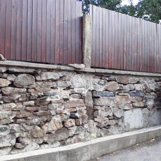 SPRAVBETON TH - obr. 1  - kamenná zídka potřebuje opravit spáry