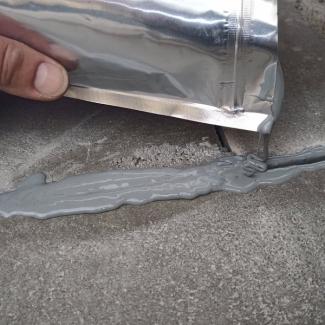 GUMOTĚS - obr. 8 - nátěrem zaizolujeme napojení oplechování na stavební konstrukci GUMOTĚS - obr. 8 - nátěrem zaizolujeme napojení oplechování na stavební konstrukci