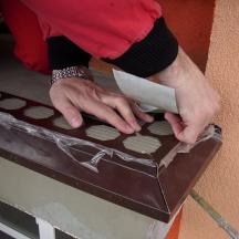SAMOLEPICÍ TĚSNICÍ PÁS - obr. 2 - montáž BALKÓNOVÉHO PROFILU provádíme vždy pásem o síle butylu 1 mm