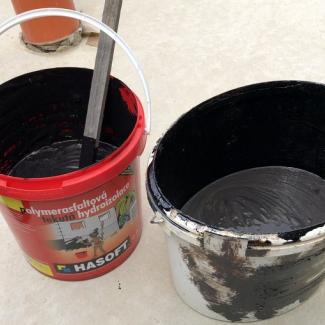 Základová izolace - obr. 1 - Po otevření vědra stačí krátké promíchání a můžete hned natírat. Základová izolace - obr. 1 - Po otevření vědra stačí krátké promíchání a můžete hned natírat.