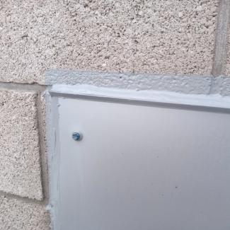 GUMOTĚS - obr. 5 - nátěrem zaizolujeme napojení oplechování na stavební konstrukci GUMOTĚS - obr. 5 - nátěrem zaizolujeme napojení oplechování na stavební konstrukci