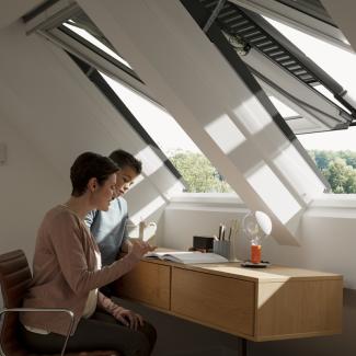 Systém VELUX ACTIVE with NETATMO - Snadná montáž stínicích doplňků  - Střešní okna VELUX jsou připravena na jednoduchou a rychlou montáž originálních rolet a žaluzií VELUX pomocí systému Pick&Click!®.
