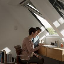 Systém VELUX ACTIVE with NETATMO - Snadná montáž stínicích doplňků - Střešní okna VELUX jsou připravena na jednoduchou a rychlou montáž originálních rolet a žaluzií VELUX pomocí systému Pick&Click!®.