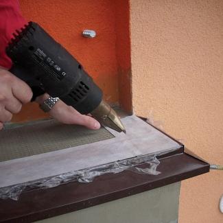 SAMOLEPICÍ TĚSNICÍ PÁS - obr. 3 - je-li chladno, musíte pro dokonalé přilepení pásu použít horkovzdušnou pistoli SAMOLEPICÍ TĚSNICÍ PÁS - obr. 3 - je-li chladno, musíte pro dokonalé přilepení pásu použít horkovzdušnou pistoli