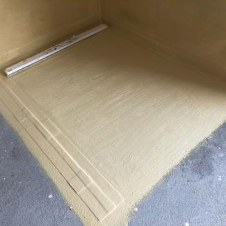 KOUPELNOVÁ IZOLACE - obr. 1  - po dokonalém proschnutí první vrstvy se zapracovanými TĚSNICÍMI PÁSY natřeme křížem druhý nátěr