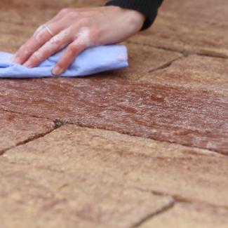 Ochrana dlažby povrchovou úpravou CLEAN PROTECT PLUS - cpp mokry hadr  - Snadné setření nečistot z dlažby mokrým hadrem