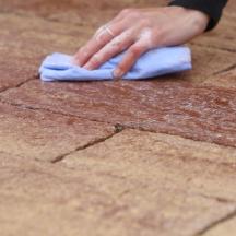 Ochrana dlažby povrchovou úpravou CLEAN PROTECT PLUS - cpp_mokry_hadr - Snadné setření nečistot z dlažby mokrým hadrem