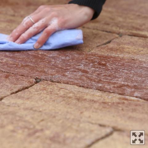 Ochrana dlažby povrchovou úpravou CLEAN PROTECT PLUS - cpp mokry hadr - Snadné setření nečistot z dlažby mokrým hadrem