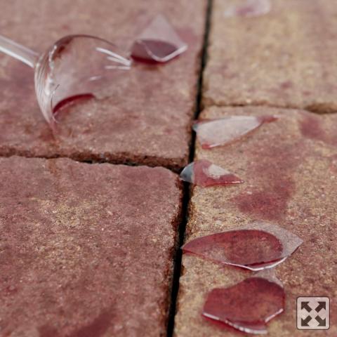 Ochrana dlažby povrchovou úpravou CLEAN PROTECT PLUS - cpp vino - I víno z dlažby hravě odstraníte