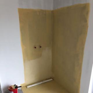 KOUPELNOVÁ IZOLACE - obr. 2 - izolace sprchového koutu musí být natřená na stěnách do výšky minimálně 2 metrů