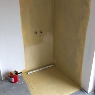 KOUPELNOVÁ IZOLACE - obr. 2  - izolace sprchového koutu musí být natřená na stěnách do výšky minimálně 2 metrů