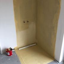 KOUPELNOVÁ IZOLACE - obr. 2 - izolace sprchového koutu musí být natřená na stěnách do výšky minimálně 2 metrů