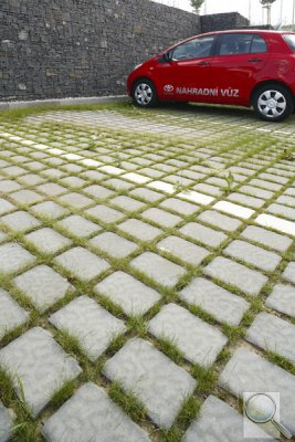Zatravňovací dlažba Kroso. 