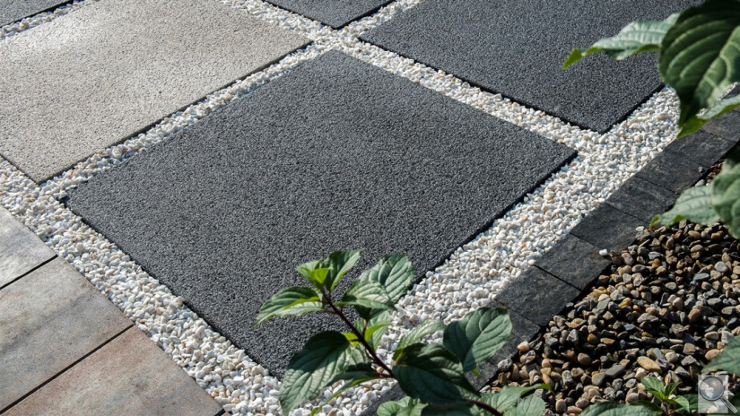 Venkovní betonová dlažba CSB FORMELA XL. Povrch hladký - barva černá