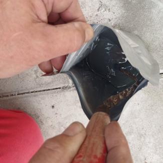 GUMOTĚS - obr. 6 - nátěrem zaizolujeme napojení oplechování na stavební konstrukci GUMOTĚS - obr. 6 - nátěrem zaizolujeme napojení oplechování na stavební konstrukci