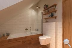 Koupelna Ragno Brick Glossy. SIKO-koupelna-podkrovni-v-drevenem-provedeni-se-zlatymi-doplnky-s-vanou-serie-Brick-Glossy-001