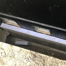 Základová izolace - obr. 6 - Hydroizolace dolní části stavby před instalací sklepních světlíků.