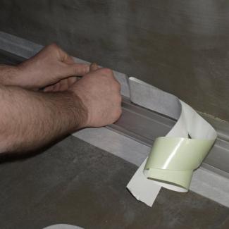 SAMOLEPICÍ TĚSNICÍ PÁS - obr. 1 - odtokový žlábek utěsníte SAMOLEPICÍM TĚSNICÍM PÁSEM SAMOLEPICÍ TĚSNICÍ PÁS - obr. 1 - odtokový žlábek utěsníte SAMOLEPICÍM TĚSNICÍM PÁSEM