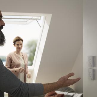 Systém VELUX ACTIVE with NETATMO - Jednoduchý nástěnný ovladač  - Okno je již z výroby spárováno s jednoduchým nástěnným ovladačem, který obsahuje 3 tlačítka pro otevření, zavření a zastavení.