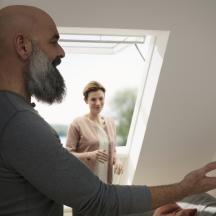 Systém VELUX ACTIVE with NETATMO - Jednoduchý nástěnný ovladač - Okno je již z výroby spárováno s jednoduchým nástěnným ovladačem, který obsahuje 3 tlačítka pro otevření, zavření a zastavení.