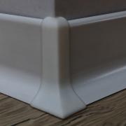 Sokl PVC bílý. Roh k soklu vnější PVC bílá, výška 40 mm 