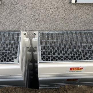 Základová izolace - obr. 7 - Hydroizolace dolní části stavby po instalaci sklepních světlíků. Základová izolace - obr. 7 - Hydroizolace dolní části stavby po instalaci sklepních světlíků.