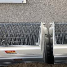 Základová izolace - obr. 7 - Hydroizolace dolní části stavby po instalaci sklepních světlíků.