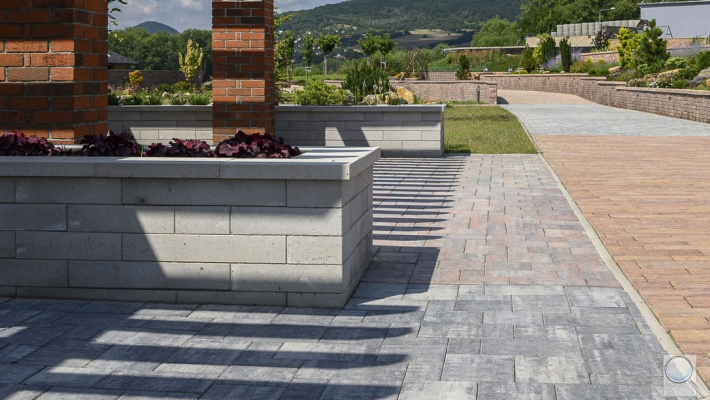 Retenční dlažba VIA TECH ECO. Povrch hladký - barva červená