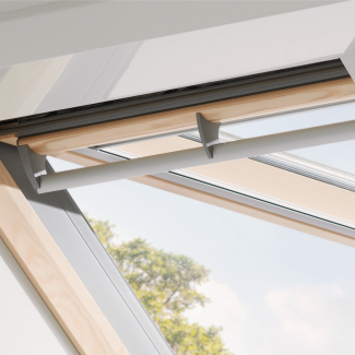 Výklopně-kyvná střešní okna Komfort - Vestavěná ventilační klapka  - Vestavěná ventilace s&nbsp;filtrem proti prachu a&nbsp;hmyzu umožňuje, aby&nbsp;do&nbsp;místnosti proudil čerstvý vzduch i&nbsp;bez otevírání okna (varianty se&nbsp;spodním ovládáním).