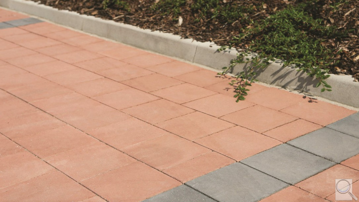 Zámková dlažba QUADRO ROVNÉ HRANY. Povrch hladký - barva červená