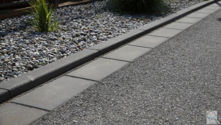 SILNIČNÍ KRAJNÍK CSB. povrch hladký - barva šedá