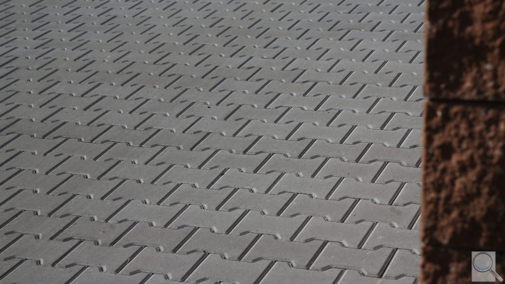 Zámková dlažba KOST. Povrch hladký - barva šedá