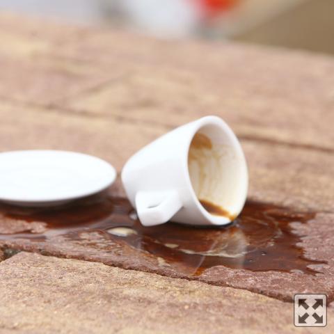 Ochrana dlažby povrchovou úpravou CLEAN PROTECT PLUS - cpp kava - Snadné setření nečistot z dlažby mokrým hadrem (rozlitá káva)