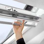 Střešní okno GLL/GLU s elektrickým nebo solárním napájením - řada Standard. Horní ovládání s madlem&nbsp;