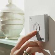 Střešní okno GGL/GGU s elektrickým nebo solárním napájením - řada Premium. Dálkové ovládání&nbsp;