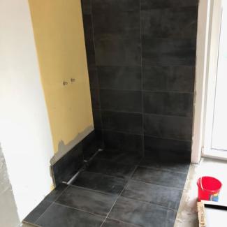 KOUPELNOVÁ IZOLACE - obr. 3  - po dokonalém vyschnutí druhé vrstvy můžeme již pokládat dlažbu a obklad pomocí DLAŽBULEPU