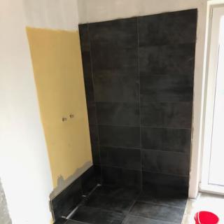 KOUPELNOVÁ IZOLACE - obr. 3 - po dokonalém vyschnutí druhé vrstvy můžeme již pokládat dlažbu a obklad pomocí DLAŽBULEPU