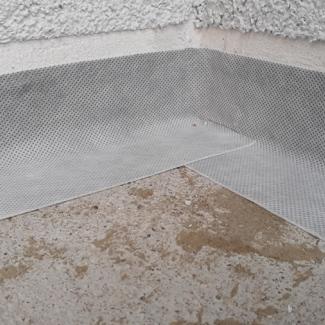 SAMOLEPICÍ TĚSNICÍ PÁS - obr. 5 - pro dokonalou přilnavost pořádně přitlačíme, můžeme si pomoct gumovou paličkou SAMOLEPICÍ TĚSNICÍ PÁS - obr. 5 - pro dokonalou přilnavost pořádně přitlačíme, můžeme si pomoct gumovou paličkou