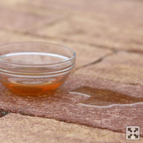 Ochrana dlažby povrchovou úpravou CLEAN PROTECT PLUS - cpp olej - Ani rozlitý olej na dlažbě není problém