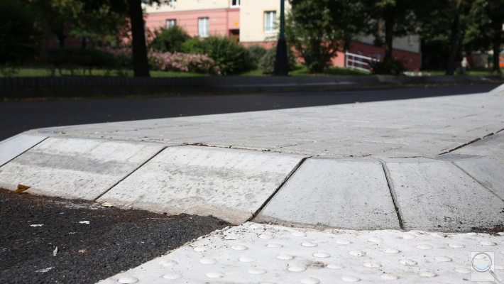 OBRUBNÍK KO KE KRUHOVÝM OBJEZDŮM CSB. povrch vibrolitý standard - barva šedá