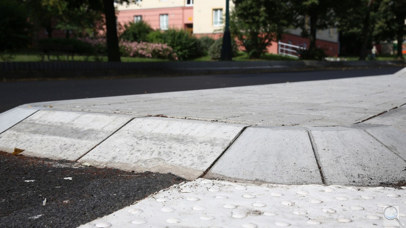 OBRUBNÍK KO KE KRUHOVÝM OBJEZDŮM CSB. povrch vibrolitý standard - barva šedá