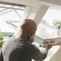 Systém VELUX ACTIVE with NETATMO - Možnost manuálního ovládání - Okno může být otevřeno také manuálně pomocí horního madla, což je ideální zejména pro rychlé větrání nebo při umývání okna.
