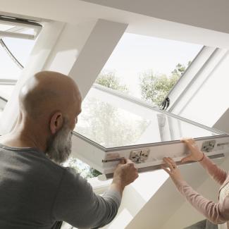 Systém VELUX ACTIVE with NETATMO - Možnost manuálního ovládání  - Okno může být otevřeno také manuálně pomocí horního madla, což je ideální zejména pro rychlé větrání nebo při umývání okna.