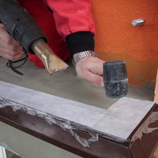 SAMOLEPICÍ TĚSNICÍ PÁS - obr. 4 - pro dokonalou přilnavost pořádně přitlačíme, můžeme si pomoct gumovou paličkou SAMOLEPICÍ TĚSNICÍ PÁS - obr. 4 - pro dokonalou přilnavost pořádně přitlačíme, můžeme si pomoct gumovou paličkou