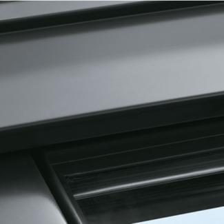 Elektrická výklopně-kyvná střešní okna (GPU) - Vnější oplechování  - Hliníkové oplechování odolné proti povětrnostním vlivům,barva: NCS: S 7500-N grey, RAL: 7043. Venkovní oplechování oken této řady Komfort Plus může být po&nbsp;domluvě vyrobeno téměř v&nbsp;jakékoli barvě RAL a&nbsp;NCS.