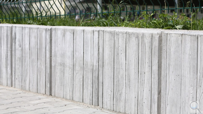 CSB - OPĚRNÁ ZEĎ ÚHLOVÁ. POVRCH VIBROLITÝ STRUKTUROVANÝ - BARVA ŠEDÁ