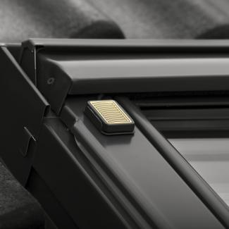 Systém VELUX ACTIVE with NETATMO - Dešťový senzor  - Z výroby zabudovaný dešťový senzor automaticky zavře okno, jakmile začne pršet.