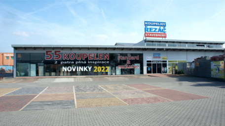 Budova prodejny (pohled z parkoviště) Budova prodejny (pohled z parkoviště)